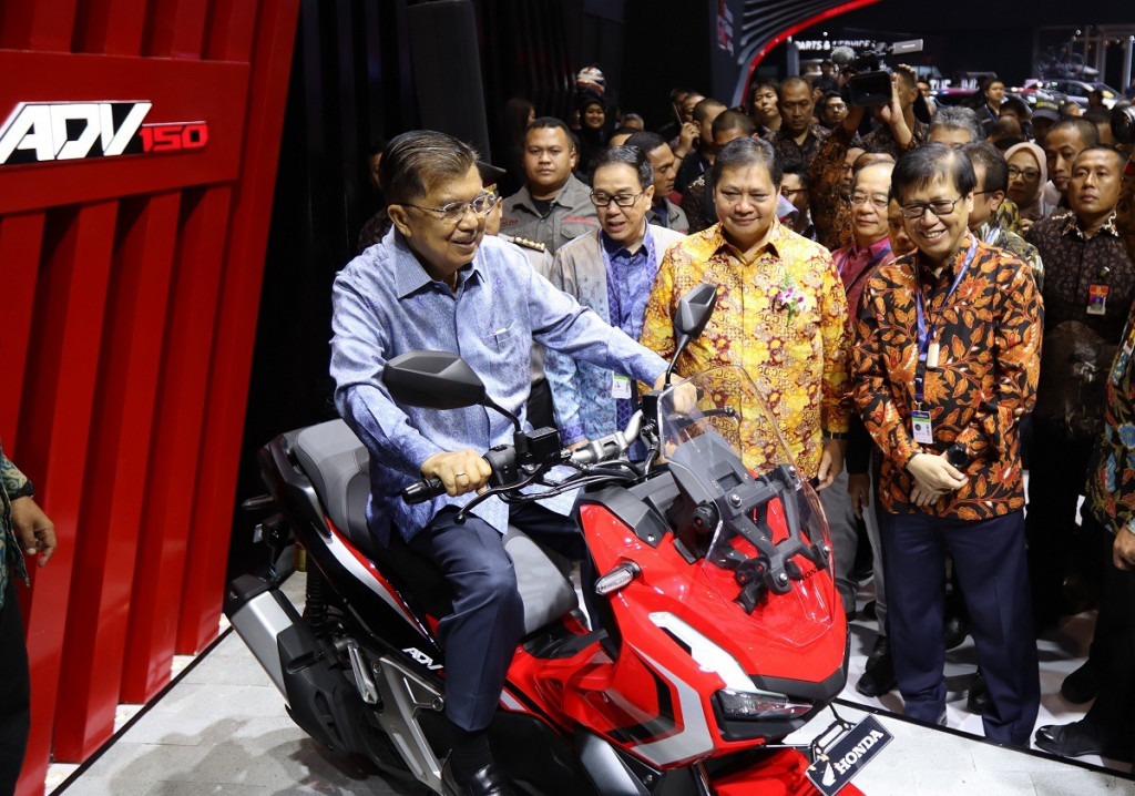 Jusuf Kalla mencoba menaikan Honda X-ADV 150. AHM