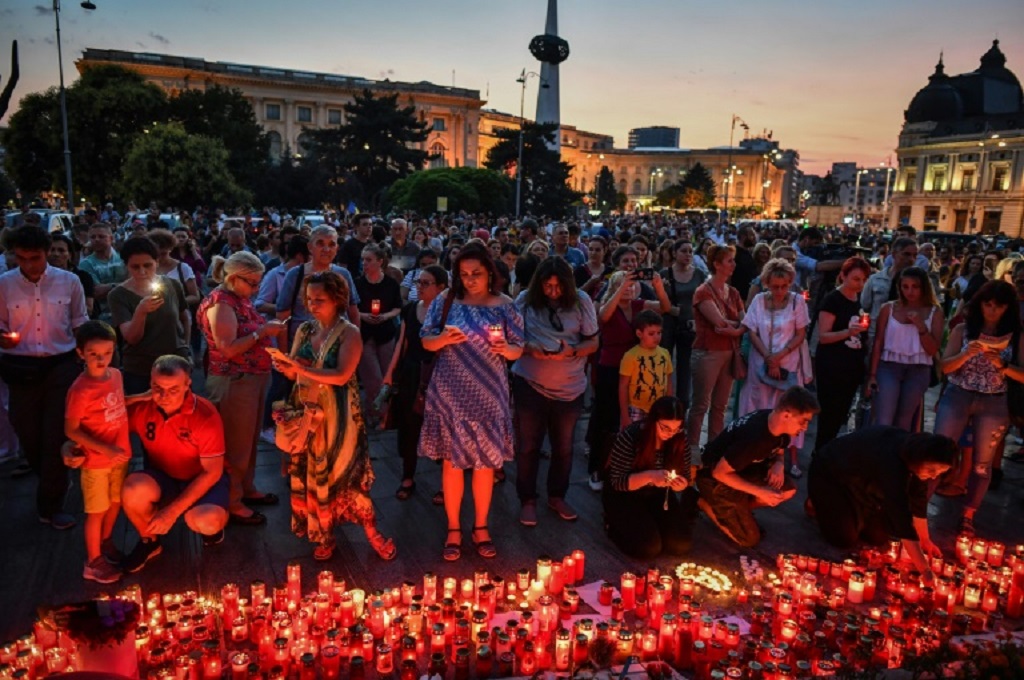 Ribuan orang berunjuk rasa di Bucharest, Rumania, Sabtu 27 Juli 2019, dalam memprotes respons kepolisian dalam merespons kasus penculikan berujung kematian seorang remaja putri. (Foto: AFP / Daniel MIHAILESCU)