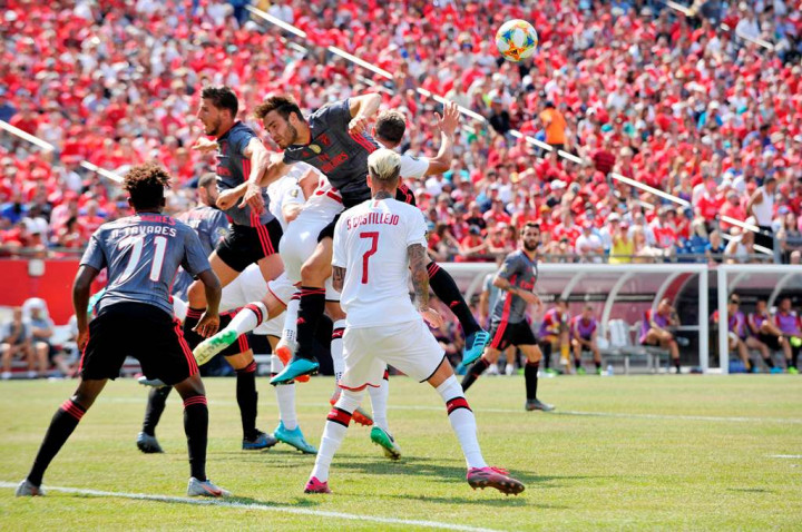 Dikalahkan Benfica, Pelatih AC Milan Tetap Puji Skuatnya