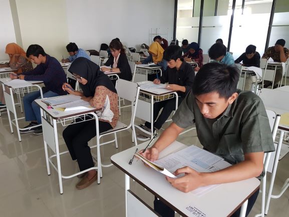 Tes tulis seleksi mandiri pendidikan vokasi.  UB/Humas.