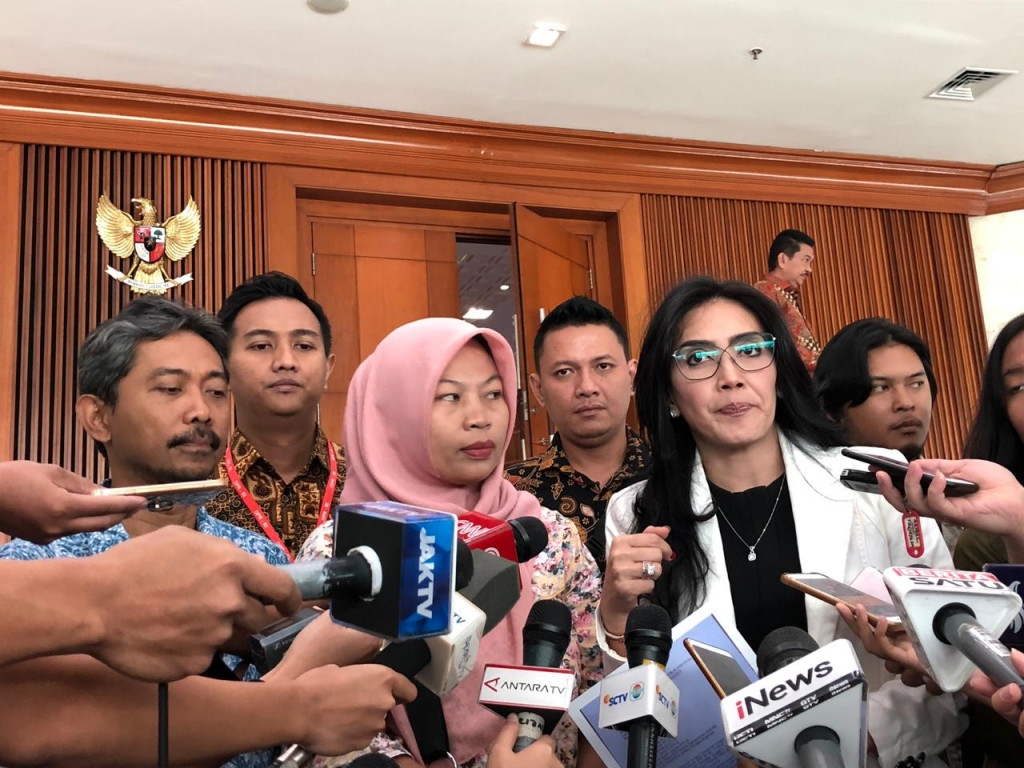 Politikus PDI Perjuangan Rieke Diah Pitaloka dan terdakwa kasus UU ITE, Baiq Nuril. Foto: Medcom.id/Nur Azizah.