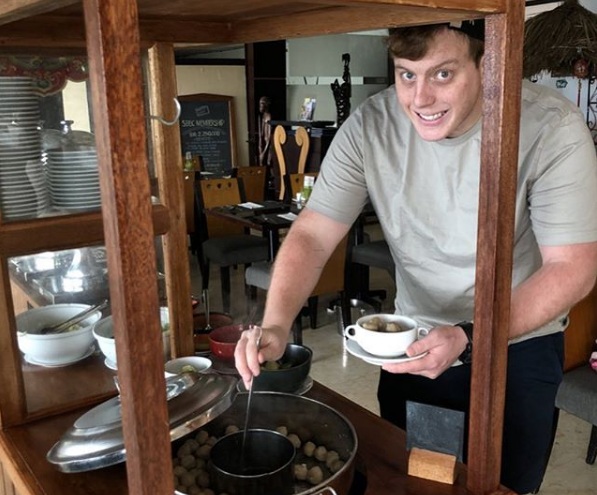 Si Bule yang Belajar Budaya Indonesia lewat Makanan