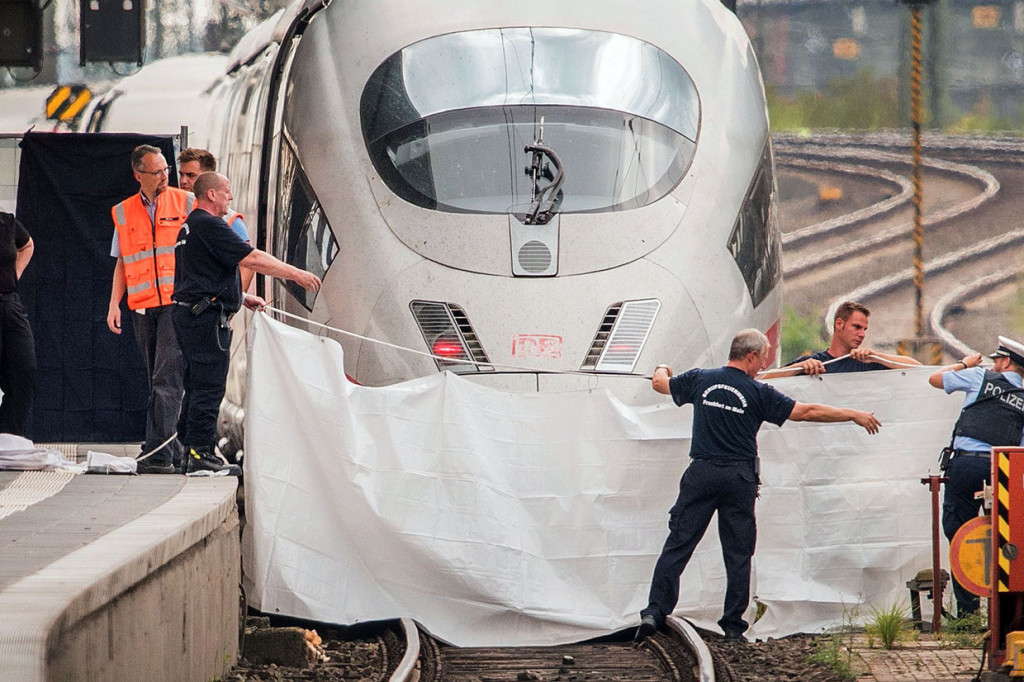 Didorong dari Peron, Bocah 8 Tahun Tewas Tertabrak KA