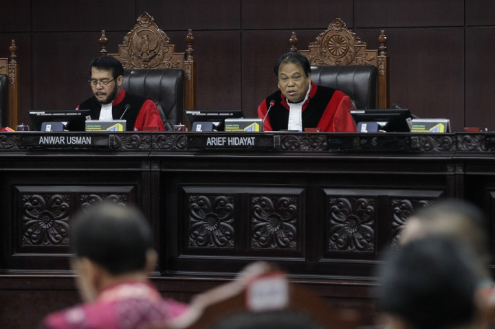 Hakim Arief Hidayat Guyon Soal Gaji Wakil Rakyat