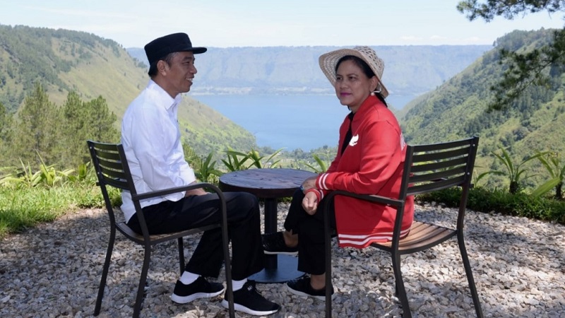 Presiden Joko Widodo dan Ibu Negara Iriana Joko Widodo di The Kaldera Danau Toba, Sumut, Selasa, 30 Juli 2019. Dok.Istana Kepresidenan.