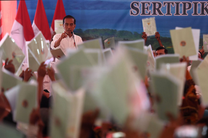 Jokowi Bagikan 1.000 Sertifikat Tanah di Sumut