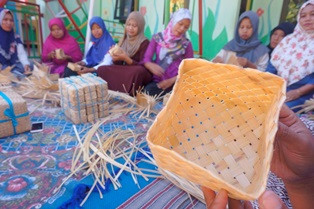 DKI Siapkan 20 Ribu Besek Pengganti <i>Kresek</i>