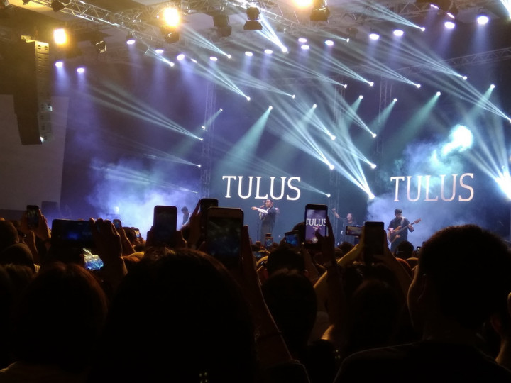 Tulus Banyak Berinteraksi dalam One Intimate Night