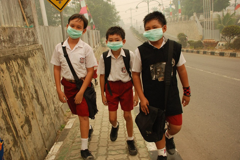 Murid Pakai Masker  Hindari Dampak Kabut Asap Medcom id