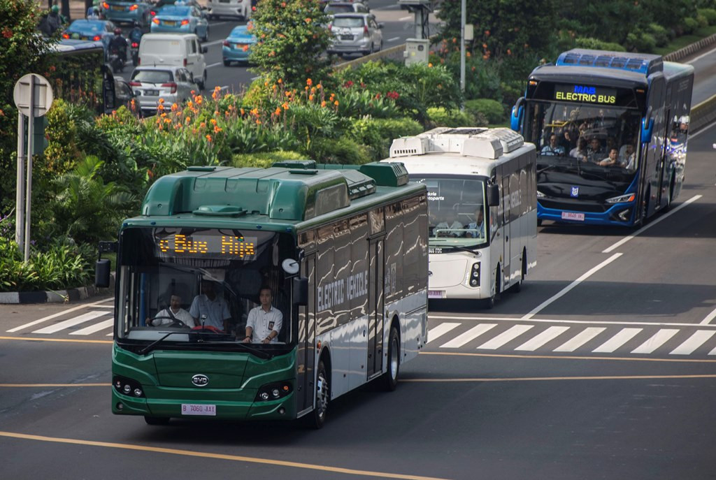 Tiga bus listrik melintas saat diuji coba di Jalan MH Thamrin, Jakarta. (Foto: ANTARA/Aprillio Akbar)