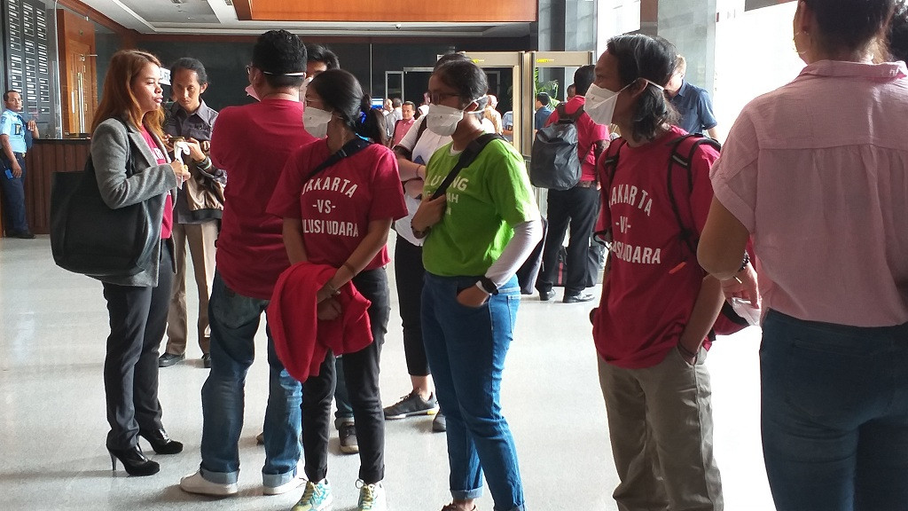 Penggugat kualitas buruk udara Jakarta mengenakan masker - Medcom.id/Fachri Audhia Hafiez. 