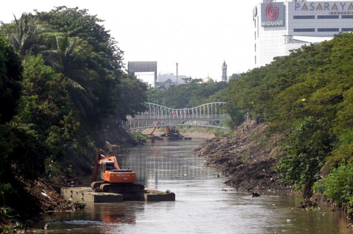 Air Kali Ciliwung Surut