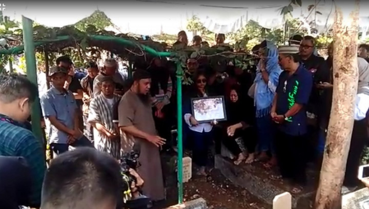 Isak Tangis Mengiringi Pemakaman Agung Hercules