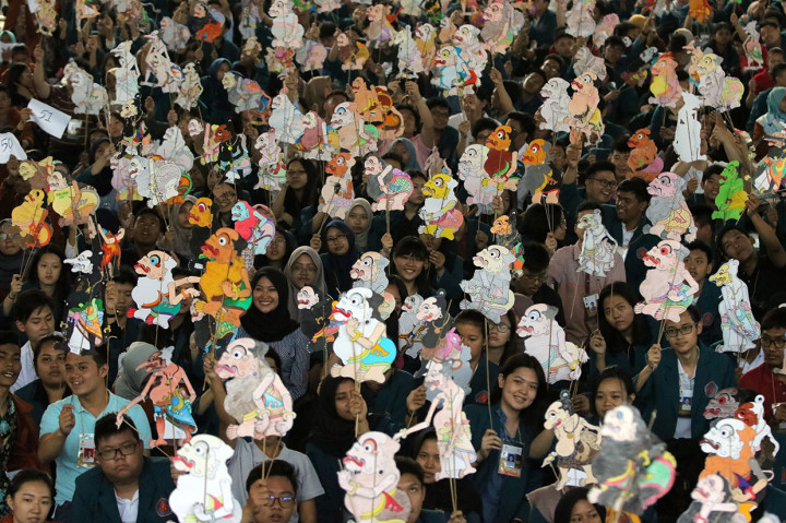 Rangkai Wayang Kertas, Mahasiswa Baru Ubaya Pecahkan Rekor Muri