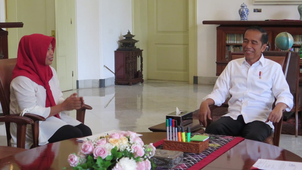 Presiden Joko Widodo menyerahkan Keppres amnesti pada Baiq Nuril - Medcom.id/Damar Iradat. 