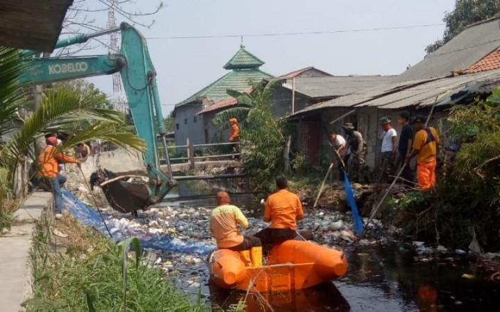 75 Ton Sampah Kali Busa Diangkut