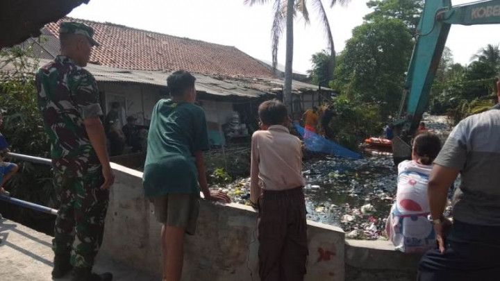 Bangunan Liar di Bantaran Kali Busa Dinilai Menganggu