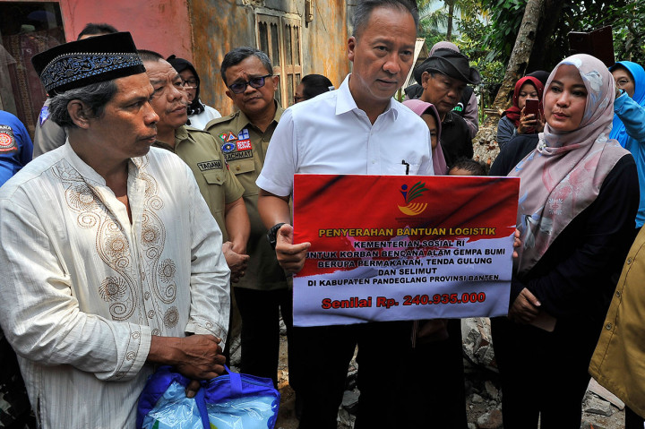 Mensos Beri Bantuan untuk Korban Gempa Banten