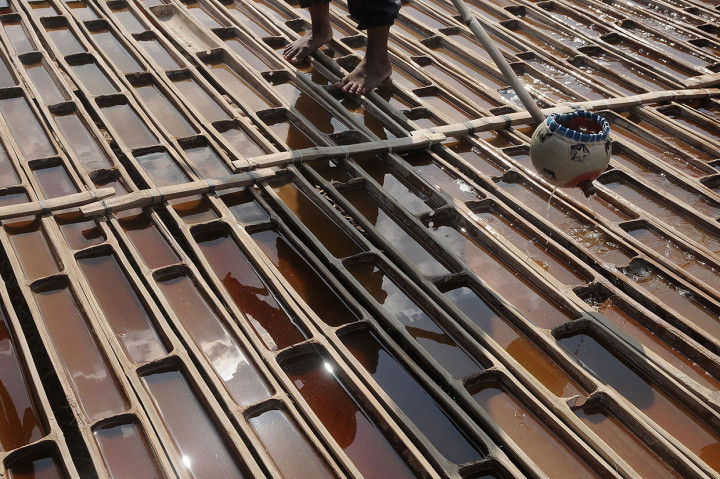 Melihat Pembuatan Garam Langka dari Grobogan