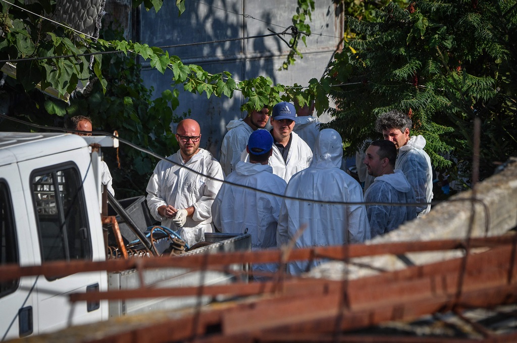 Tim investigator menggeledah rumah tersangka pembunuh Alexandra Macesanu di Caracal, Rumania, 2 Agustus 2019. (Foto: AFP/DANIEL MIHAILESCU)