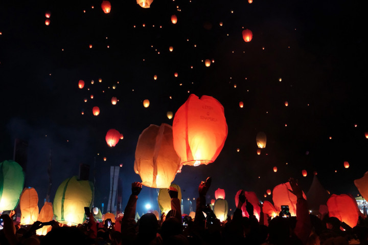 Warna-warni Lampion Hiasi Langit Dieng
