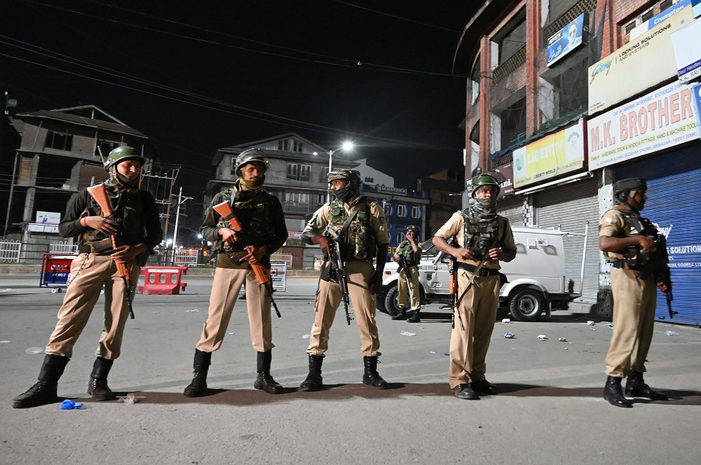 Personel paramiliter bersiaga di Srinagar, Kashmir India, 4 Agustus 2019. (Foto: AFP/TAUSEEF MUSTAFA)