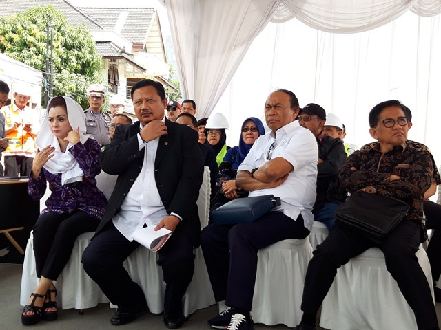 Wakil Ketua Komisi V DPR, Sigit Susiantomo (kedua kiri) saat berada di sekitar proyek underpass Kentungan, Senin, 5 Mei 2019. Medcom.id-Ahmad Mustaqim 