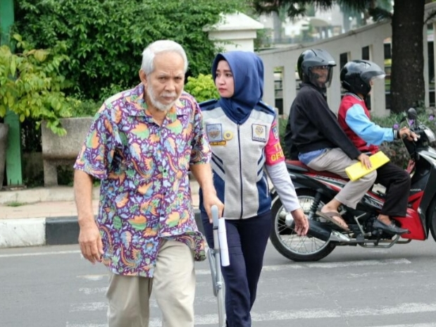 Petugas Cantik Dishub Depok Promosikan Tertib Lalu Lintas