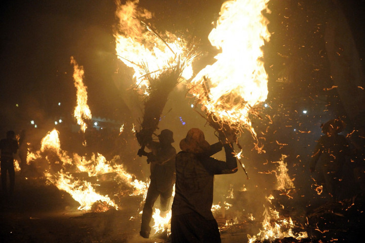 Serunya Tradisi Perang Obor di Jepara