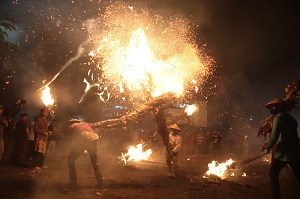 Perang Obor Penolak Bala di Tegalsambi