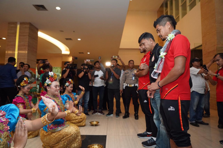 Tiba di Makassar, Penggawa Persija Disambut Tarian Tradisional