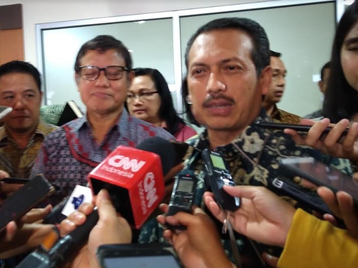 Direktur Jenderal Perlindungan Konsumen dan Tertib Niaga Kemendag Veri Anggrijono (kanan). Direktur Regional Jawa Bagian Barat PT PLN (Persero) Haryanto (kanan). (FOTO: Medcom,id/Ilham Wibowo)