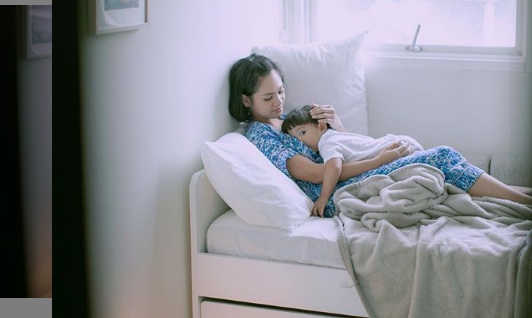 Deretan Artis yang Setia Memberikan ASI untuk Buah Hati