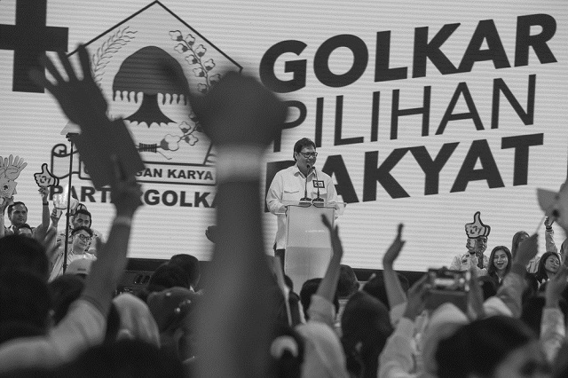 Ketua Umum DPP Partai Golongan Karya (Golkar) Airlangga Hartarto memberikan pidato politiknya saat Kampanye Akbar Partai Golkar di Istora Senayan, Jakarta, Selasa (9/4/2019). (ANTARA/Muhammad Adimaja). 
