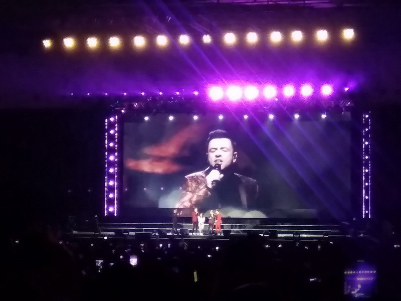  Westlife bersama penonton bernama Mey di ICE BSD, Tangerang, Selasa, 6 Agustus 2019. (Foto: Medcom.id/Cecylia Rura)