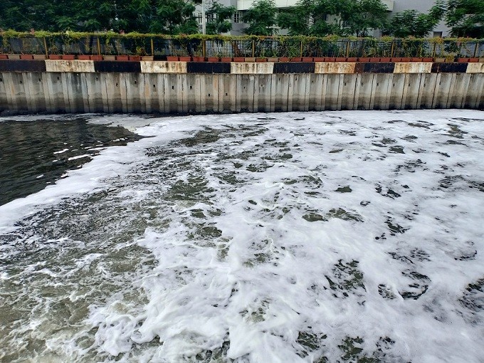 Busa 'Salju' Timbul di Kanal Banjir Timur