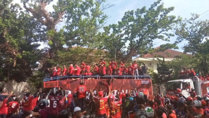 Ribuan Suporter Ikut Pawai Juara PSM Makassar