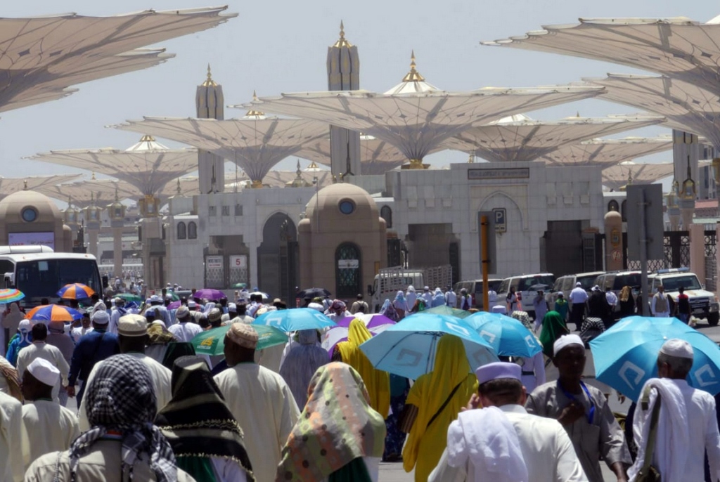 Jemaah haji yang akan diberangkatkan ke Makkah berjalan menuju Masjid Nabawi, Madinah, Arab Saudi. (Foto: MI/Media Center Haji)