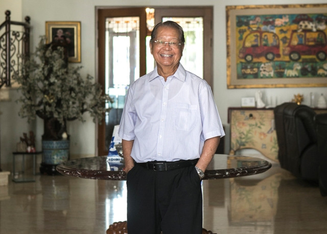  Mantan Menteri Era Orde Baru, Cosmas Batubara saat difoto Media Indonesia di kediamannya di kawasan Cikini, Jakarta Selatan. Foto: MI/Atet Pramadia 