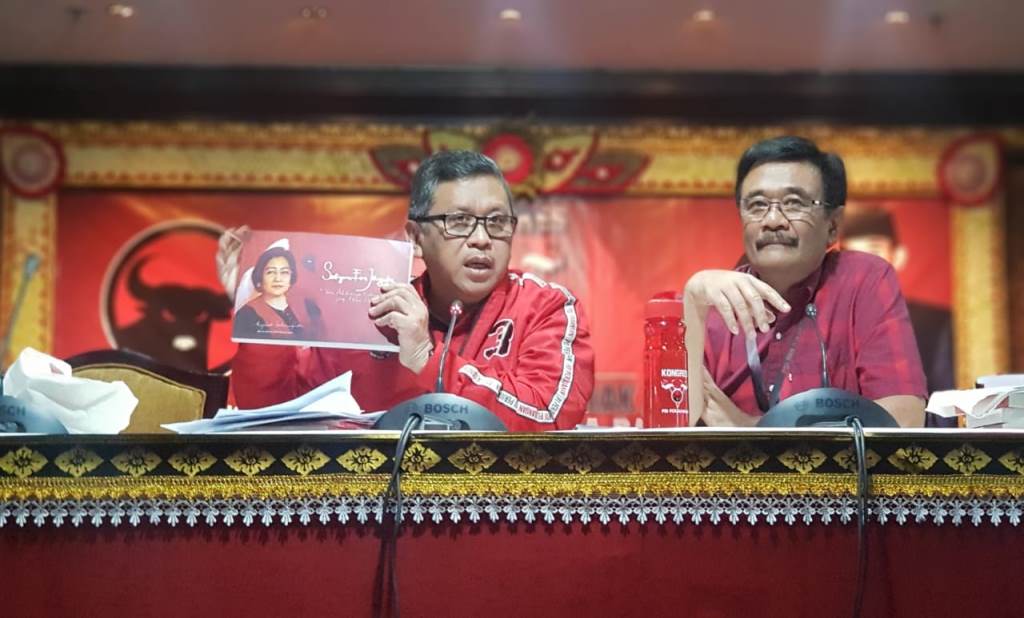 Sekjen PDI Perjuangan Hasto Kristiyanto (kiri) bersama kader PDI Perjuangan Djarot Syaiful Hidayat (kanan). (Foto: Medcom.id/Sholahadhin Azhar)