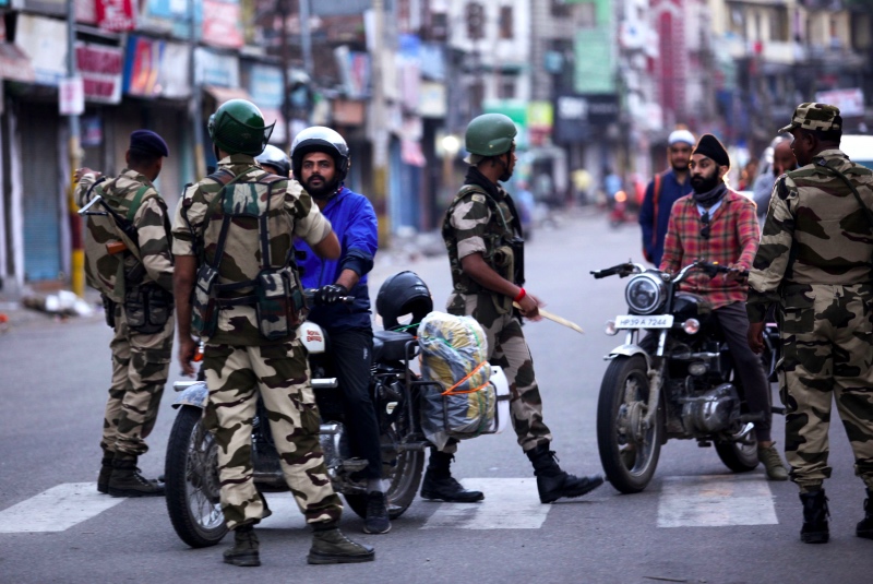 Pasukan paramiliter India menanyai warga di wilayah Jammu, setelah India cabut status khusus Kashmir. Foto: AFP.