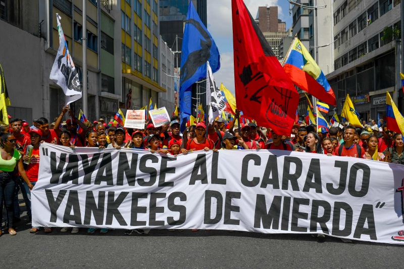 Massa pendukung Nicolas Maduro menentang sanksi dari Amerika Serikat. Foto: AFP.