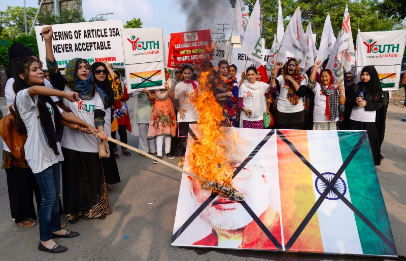 Aktivis di Kashmir menentang pencabutan status khusus Kashmir oleh India. Foto: AFP.