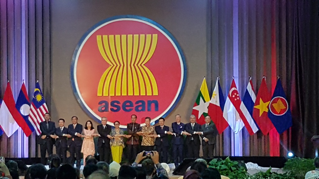 Presiden Jokowi bersama perwakilan negara-negara ASEAN. (Foto: Medcom.id/Damar Iradat)