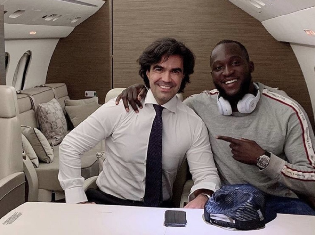Romelu Lukaku (kanan) dan Fabrizio Romano saat di pesawat menuju Milan (twitter/Fabrizio Romano)