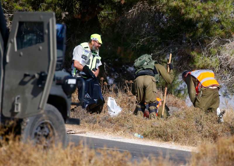 Pihak berwenang Israel melakukan pemeriksaan di sekitar lokasi penikaman prajurit Israel. Foto: AFP.
