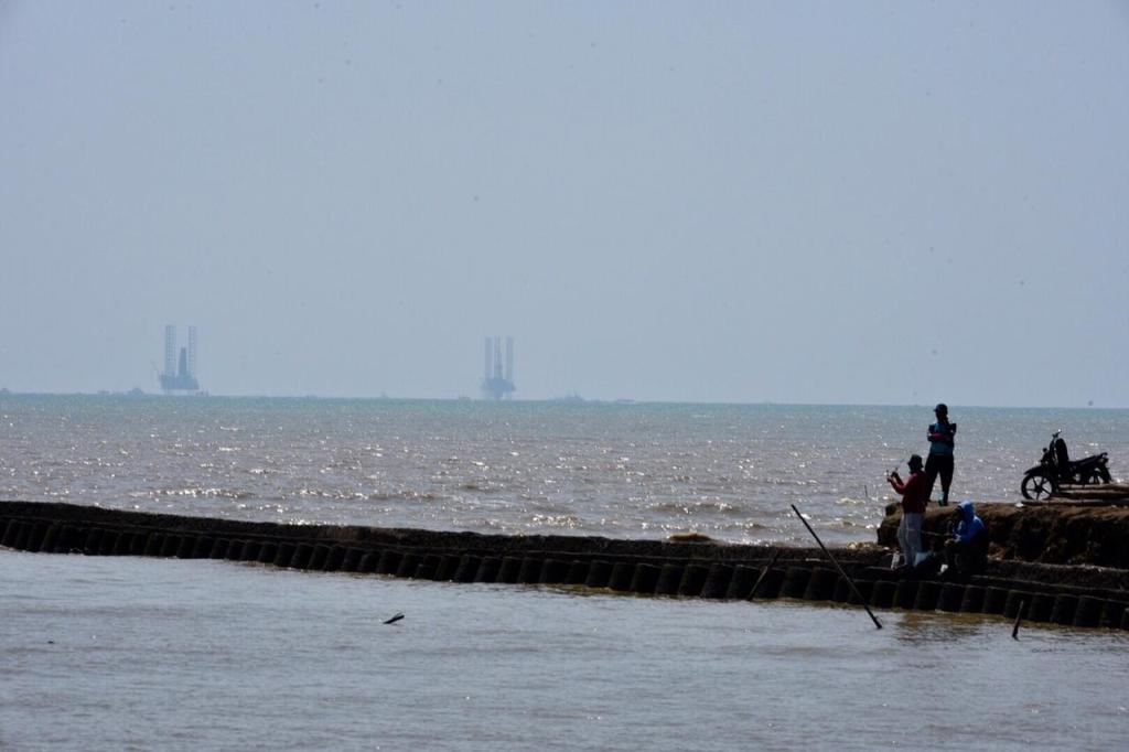 Nelayan Bantu Tangkap Tumpahan Minyak Diupahi Rp120 Ribu/Hari. (FOTO: ilustrasi Pertamina)