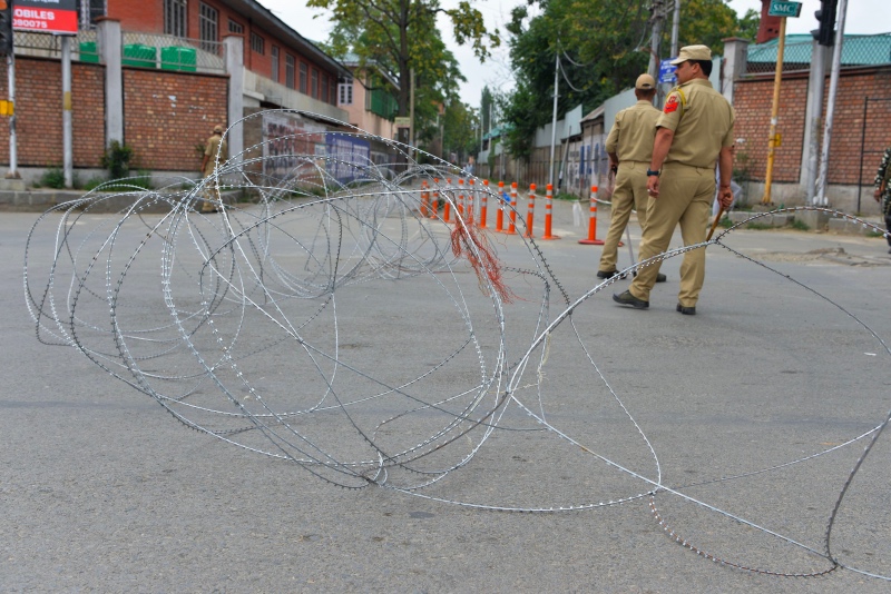 Kepolisian India melakukan penjagaan usai protes di Kashmir yang menewaskan seorang pedemo. Foto: AFP.