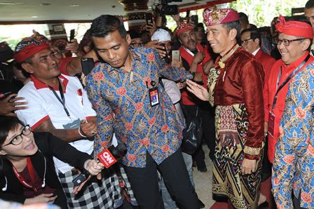 Presiden Joko Widodo (kedua kanan) didampingi Sekjen PDI Perjuangan Hasto Kristiyanto (kanan) berjalan memasuki ruangan Pembukaan Kongres V PDI Perjuangan di Sanur, Denpasar, Bali. Foto: Fikri Yusuf/Antara