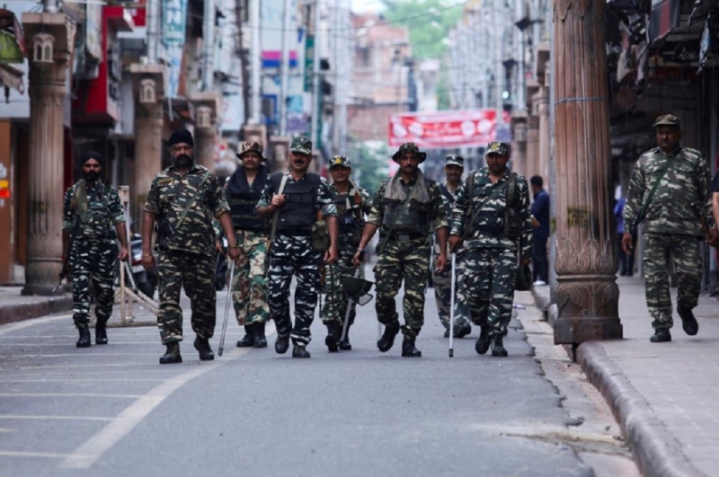 Puluhan ribu petugas disiagakan di seantero Jammu dan Kashmir, Rabu 7 Agustus 2019. Foto: AFP.